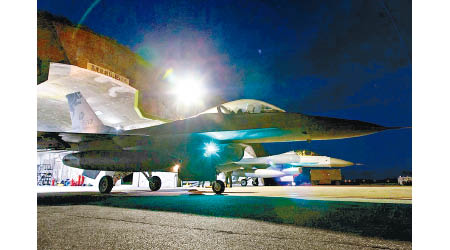 F16戰機準備晚上升空。