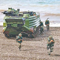 AAVP7兩棲突擊車登陸搶灘。