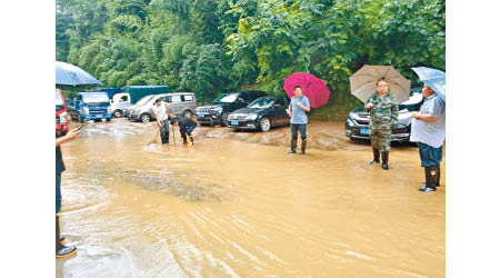 重慶：洪水穿過武隆區桐梓、接龍鎮。