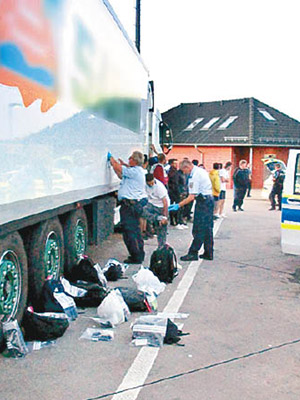 德警在公路截獲匿藏多名人蛇的冷藏車。