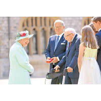 英女王（左）接見穆爾一家（右方）。（美聯社圖片）
