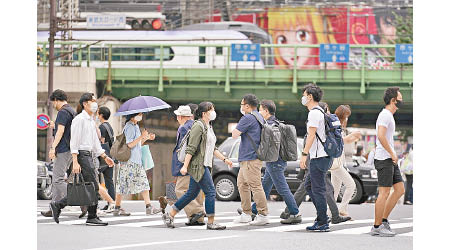 市民外出時均戴上口罩。（美聯社圖片）