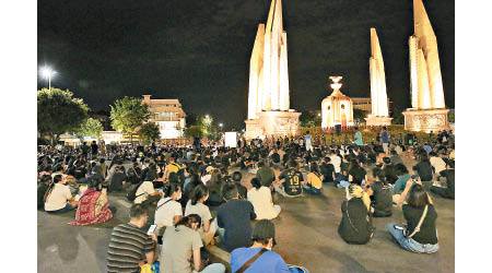民眾到民主紀念碑前集會。（中新社圖片）