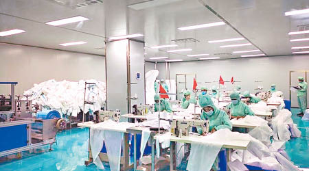 新疆醫療用品公司生產防護服。