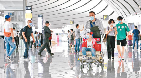乘搭赴華航班的乘客須出示無染疫核酸檢測證明。圖為北京首都第二機場。（中新社圖片）