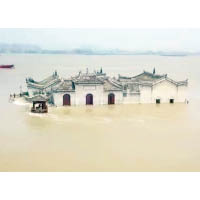 長江：鄂州觀音閣的首層被淹沒，洪水已浸至二樓窗戶。
