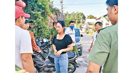 越南執法人員盤問非法入境者（箭嘴示）。