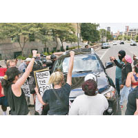 示威者包圍豪斯霍爾德的汽車。（美聯社圖片）