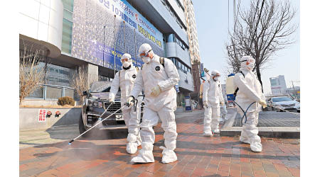 大邱市曾是南韓疫情的重災區，工作人員在街上消毒。（美聯社圖片）