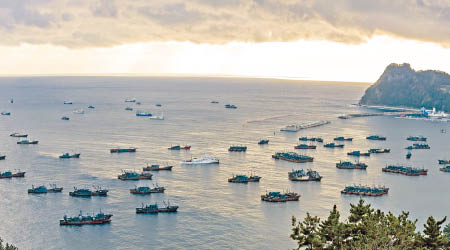 中國漁船在朝鮮半島水域大規模捕撈。