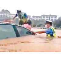 宜昌警員救出被洪水圍困的司機。