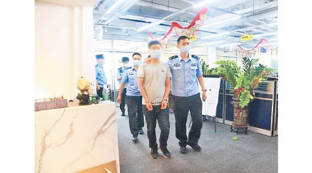 廣州破獲特大傳銷案，警方帶走部分疑犯。
