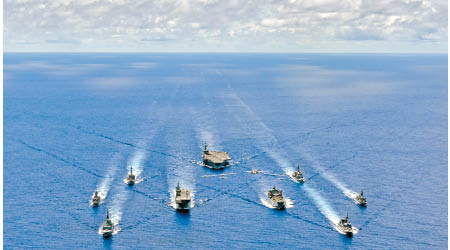 環太平洋軍演由美國主導。圖為美國軍艦日前與多國軍艦聯合演習。