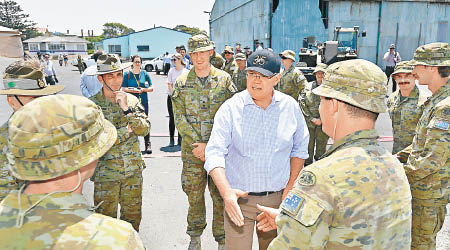 莫里森（中）揚言出動軍隊上門進行檢測。