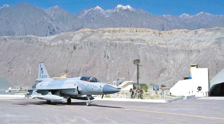 巴國在接壤印度的前線空軍基地，部署與中國合作研製的JF17戰機。