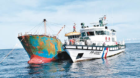 台灣海巡署在東沙截獲非法捕魚的大陸漁船。