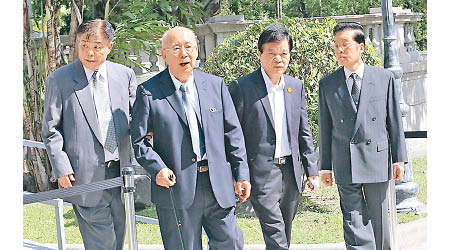 國民黨前主席吳伯雄（左二）到場悼念。（郭梁傑攝）