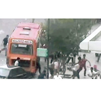 新疆「七‧五」事件，暴徒包圍巴士斬人。