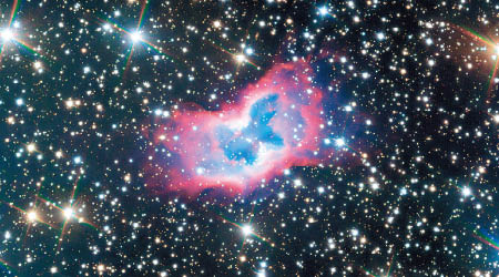 蝶形星雲在恒星映襯下更顯壯觀。