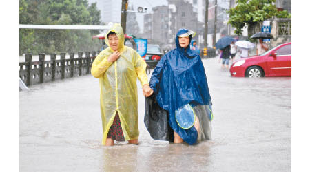 樂清市中心洪澇嚴重，民眾要涉水而行。