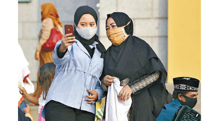 印尼一間回教學校的學生接受體溫檢測。