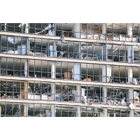 建築物玻璃均被震碎。