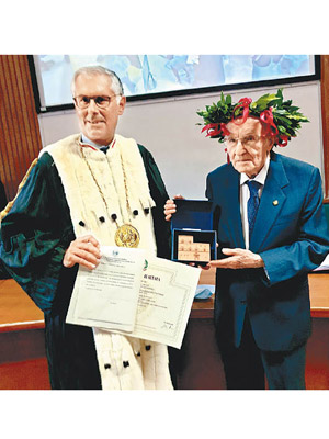 帕特諾（右）成意大利最年長大學畢業生。