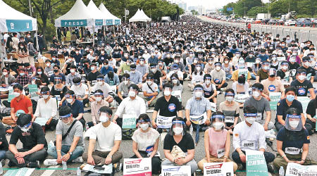 南韓疫情雖放緩，但一批醫生昨在首爾示威，不滿政府處理疫情政策。（美聯社圖片）