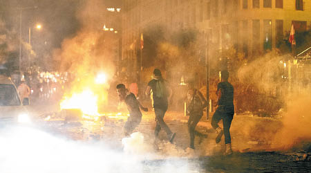 防暴警出動催淚彈驅散示威群眾。（美聯社圖片）