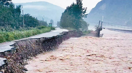 陝西：洛南縣有道路遭暴漲的河水沖毀。