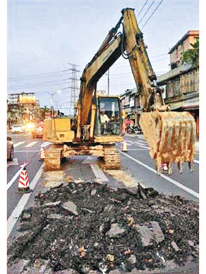 承建商再次維修路面。