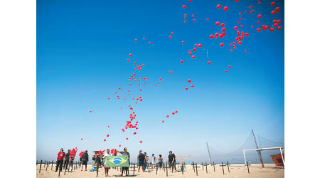 非政府組織在里約熱內盧科帕卡巴納海灘放氣球，悼念在疫情逝去的民眾。（美聯社圖片）
