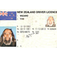 錢納爾的駕照上姓名是「巫師」。