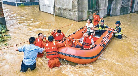 江西消防員用橡皮艇轉移受困民眾。