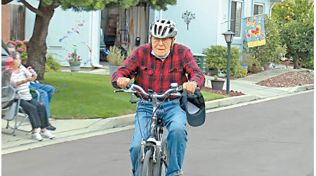 梅托爾（圖）踩單車廿八年，締造個人創舉。