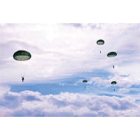 台軍舉行空降突擊操演，模擬解放軍空降部隊跳傘突擊台灣本島。