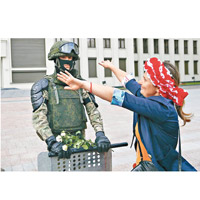 女示威者擁抱防暴警員。
