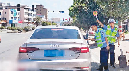 警方截查來往的車輛。