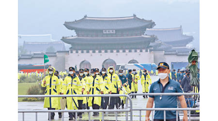 南韓的新冠肺炎疫情反彈，警員在景福宮附近執勤時戴口罩。（美聯社圖片）