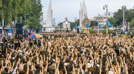 反政府示威者舉起手勢。（美聯社圖片）