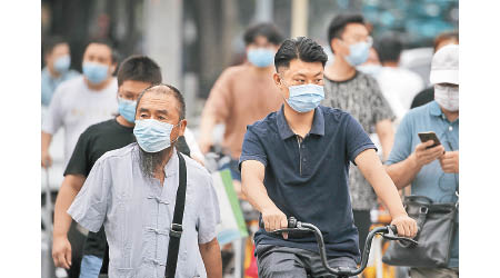 在首都北京，民眾外出都戴口罩。（美聯社圖片）