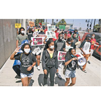 美國疫情持續，有民眾遊行反對復課。