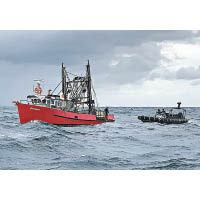 新南威爾士省警察船隻（右）截停涉案漁船（左）。