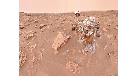 火星表面布滿坑洞及岩石。