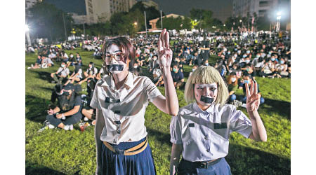 中學生參與反政府示威，舉起三指手勢。（美聯社圖片）
