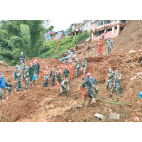 雲南：消防員在臨滄市山泥傾瀉現場搜救。