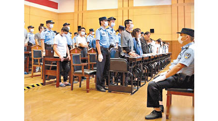 上海市法院開庭審理涉黑案。