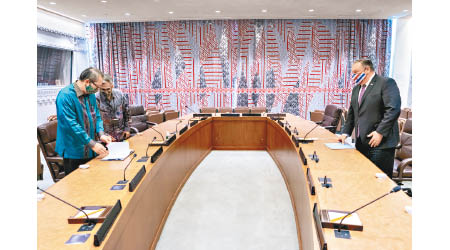 蓬佩奧（右）向聯合國安理會輪任主席國印尼（左）提交信函。