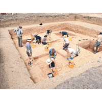 考古人員在萊斯瓦蘭遺址出土該批小石板。