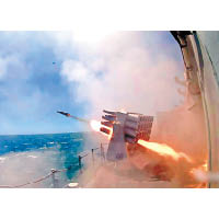 解放軍近日的演習中，有艦隻模擬攻擊敵方目標。